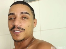 O banho e a chupada de um  negão dotadão e um branquinho de cú rosa!