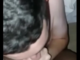 Novinho mamando gostoso até gozar