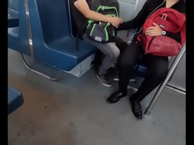 Agarrrandole la verga en el metro