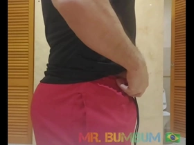 Novinho se exitou no banheiro do shopping e comeu o bundão do mr. diário de banheirão (dia 10) completo no red e subscrição