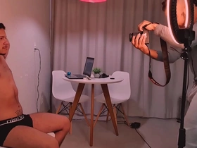 O fotografo começou me fotografando e terminou me mamando e dando pra mim
