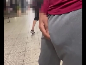 Provocando sem cueca no estacionamento (completo no red)