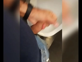 Mijando  nos banheiros públicos,