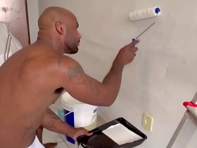 Pintor dotado fudendo o ajudante sarado bareback